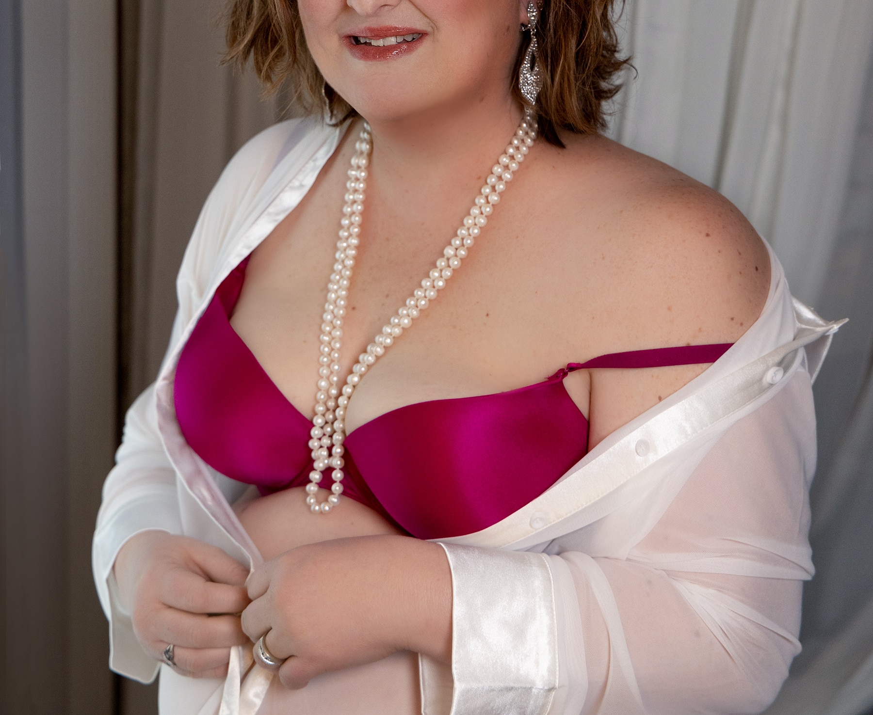 Plus size woman wears a strand of pearls with her bra and panty set for her Lancaster photo shoot with boudoir photographer Shannon Hemauer.